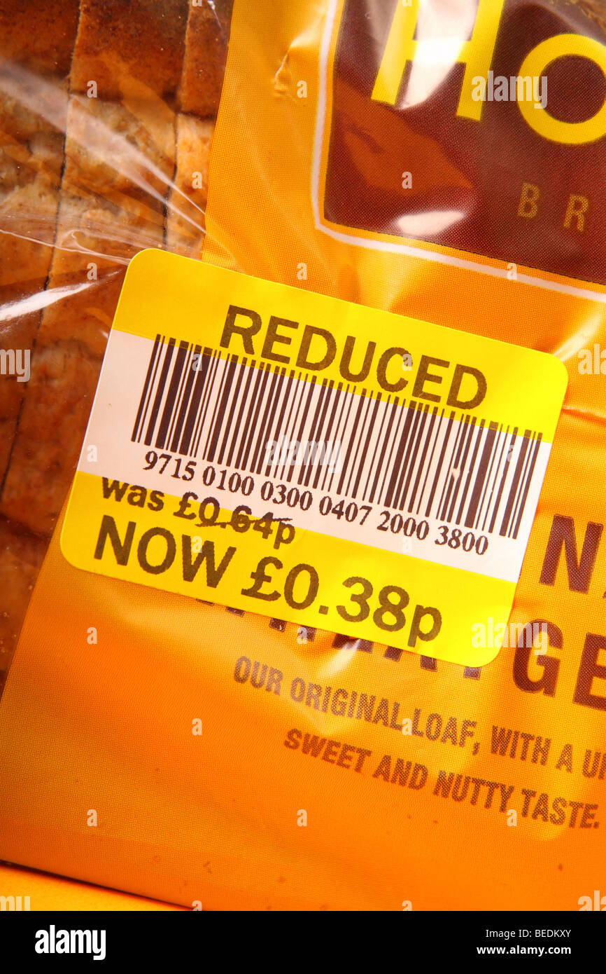 Supermercato a prezzo ridotto etichetta alimentare un adesivo su una pagnotta di pane a causa di migliori prima la data scadenza Foto Stock