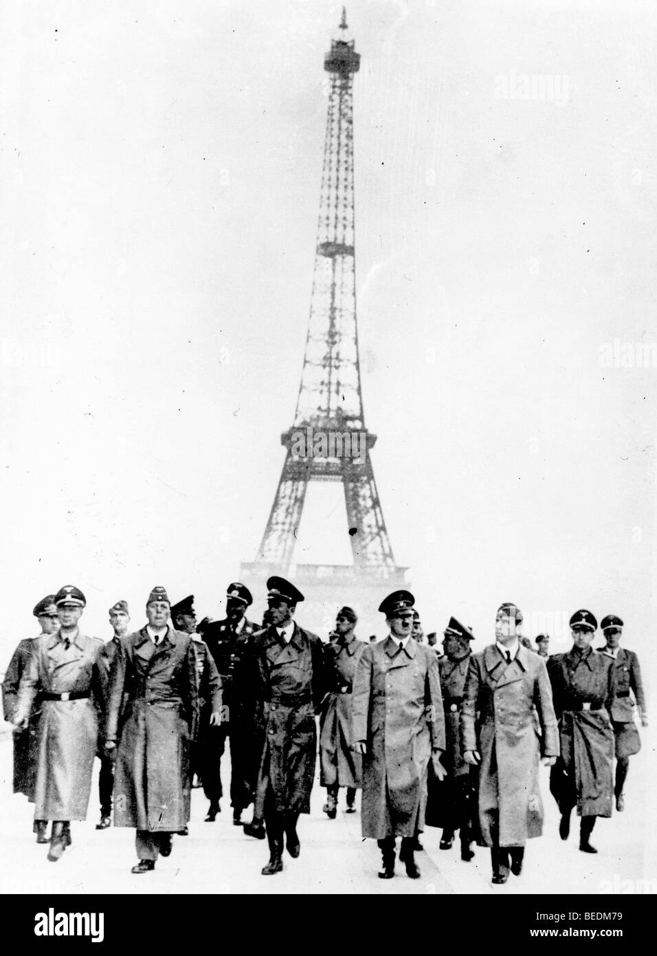 Adolf Hitler sotto la Torre Eiffel Foto Stock