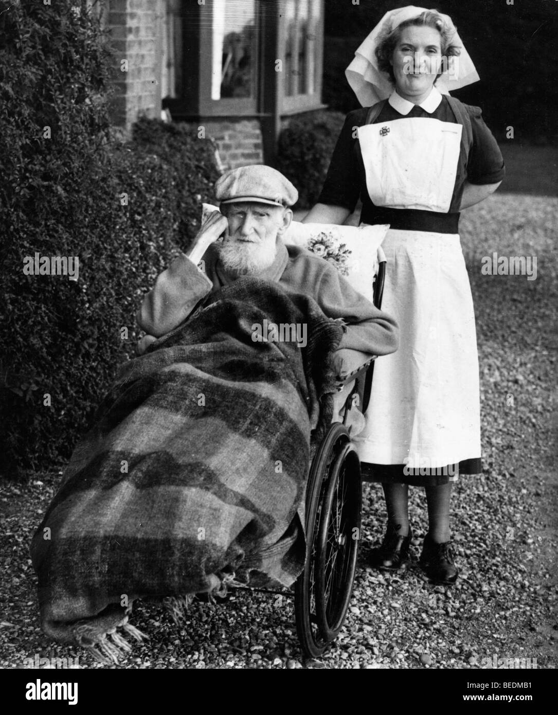 Il drammaturgo George Bernard Shaw malati con la sua balia Foto Stock