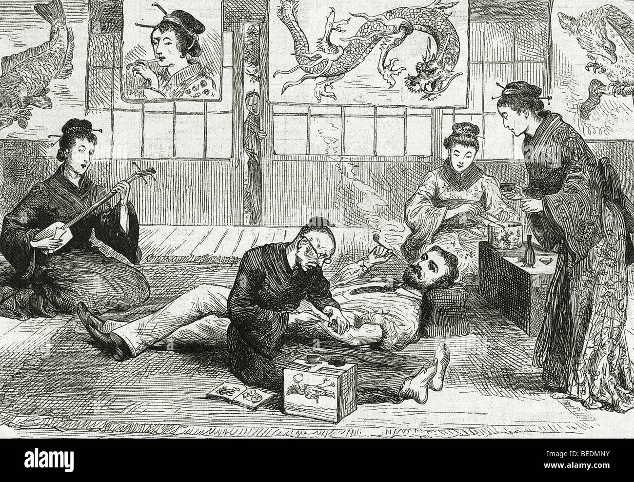 TATTOING un visitatore europeo a Nagasaki, in Giappone, nel 1882 mentre un musicista suona e due geishe preparare tè Foto Stock
