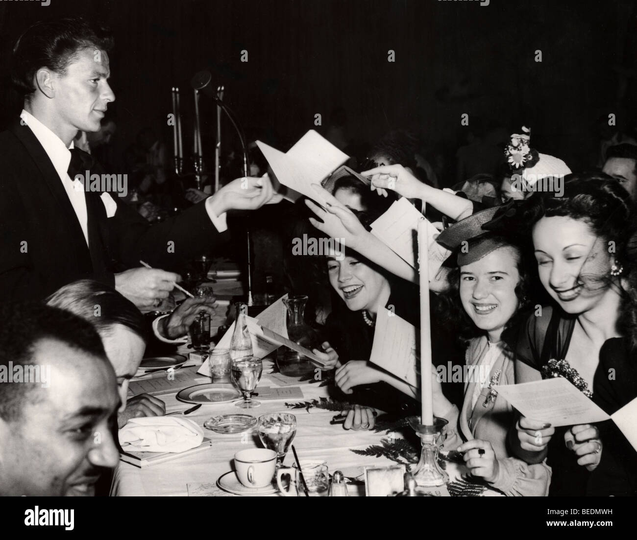 Il cantante Frank Sinatra firma autografi al Waldorf Historia Foto Stock