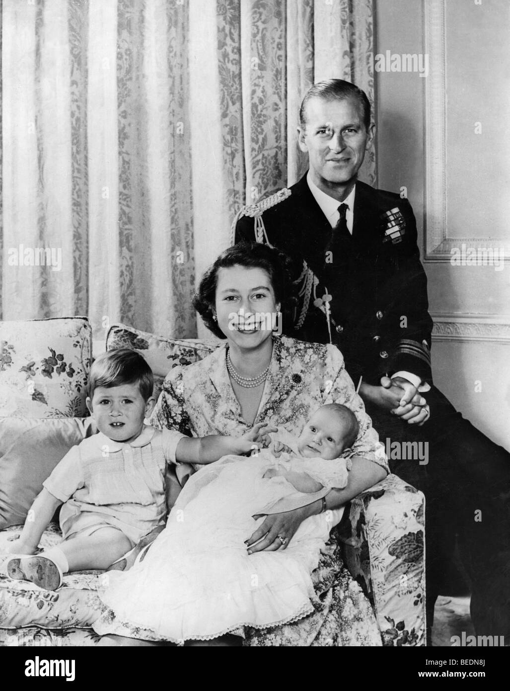 Dic 12, 1949; Londra, Regno Unito; una famiglia reale ritratto, QUEEN ELIZABETH, il principe Filippo, il principe Carlo e baby Princess Anne. Foto Stock