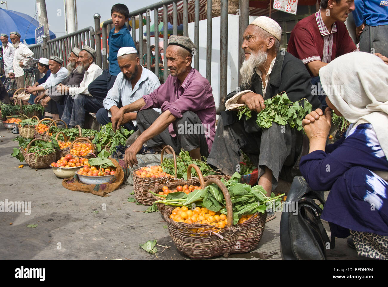 Frutta fresca venditori in una strada di Kashgar, provincia dello Xinjiang, Cina. Foto Stock