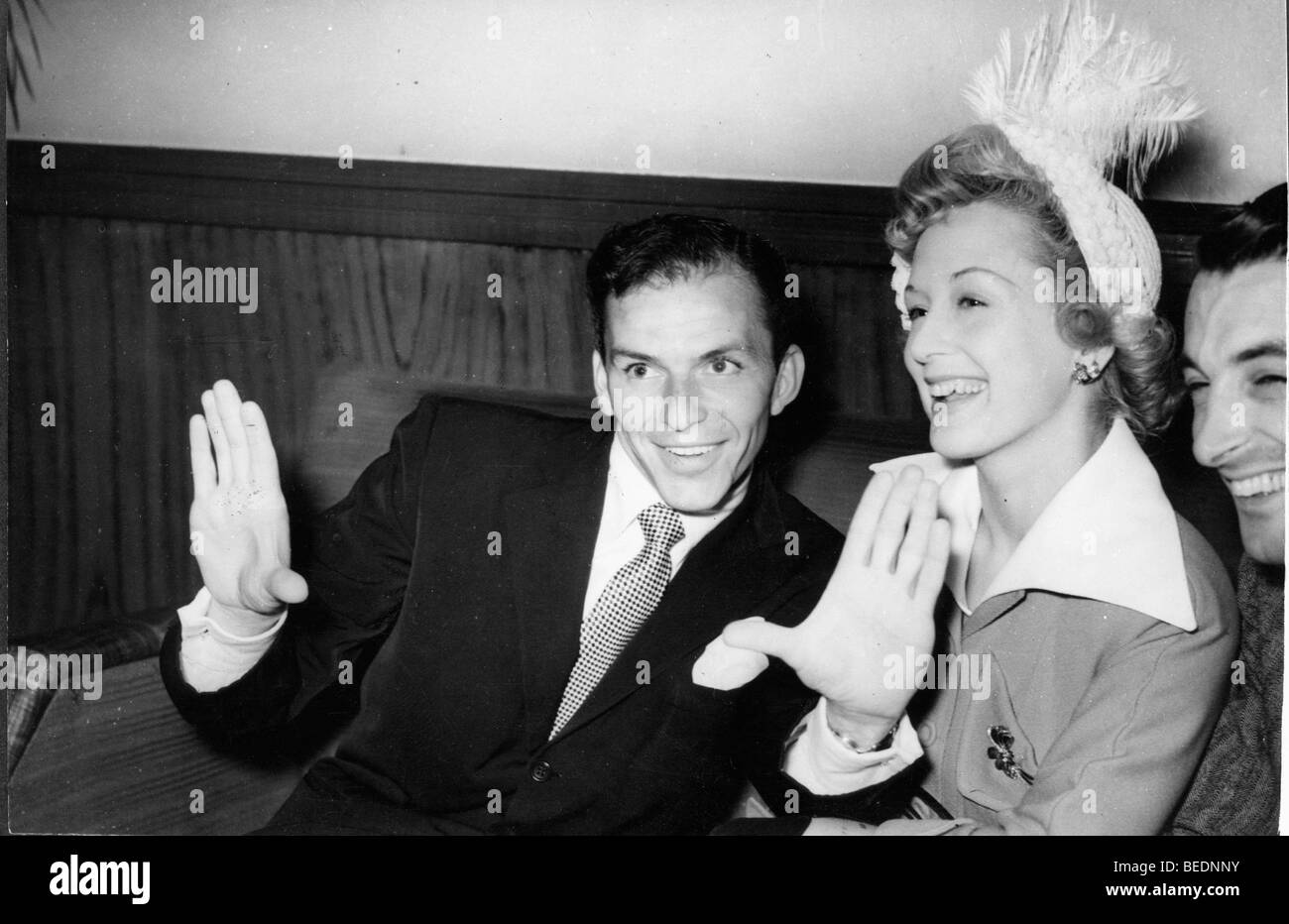 Il cantante Frank Sinatra alla reception il Prince of Wales Theatre Foto Stock
