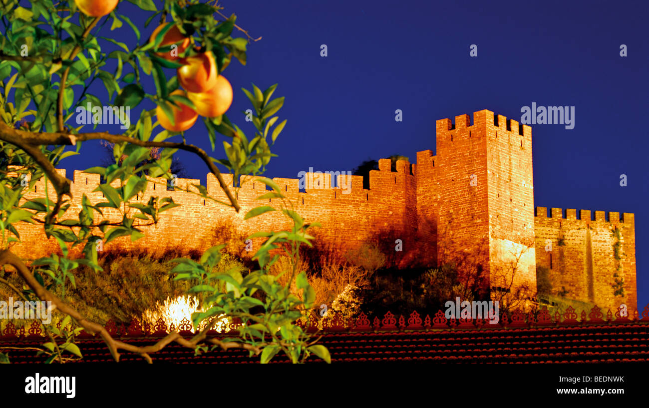 Il Portogallo, Algarve: Castello di Silves di notte, Silves Foto Stock