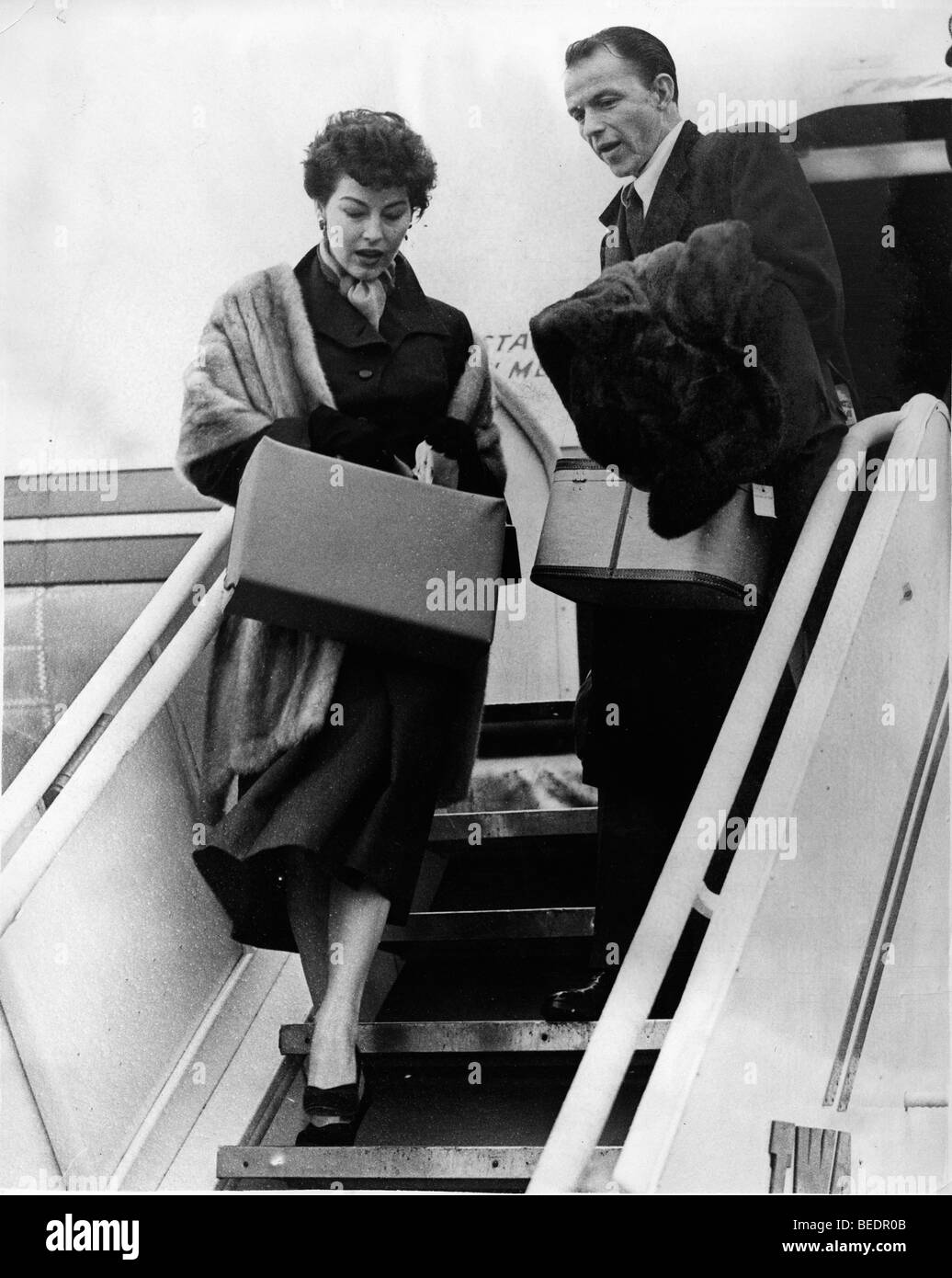 Il cantante Frank Sinatra e moglie Ava Gardner all'Aeroporto di Londra Foto Stock