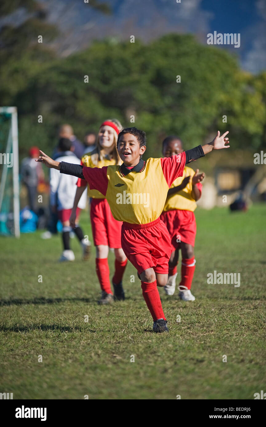 Sotto 11 giocatore di calcio che celebra un obiettivo, a Città del Capo, Sud Africa Foto Stock