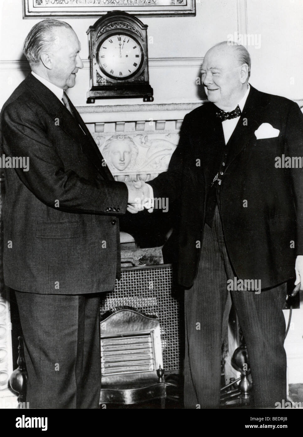 5533961 (900324) Winston Churchill , rechts , britischer Politiker , Premierminister , begr flt den deutschen Bundeskanzler Foto Stock