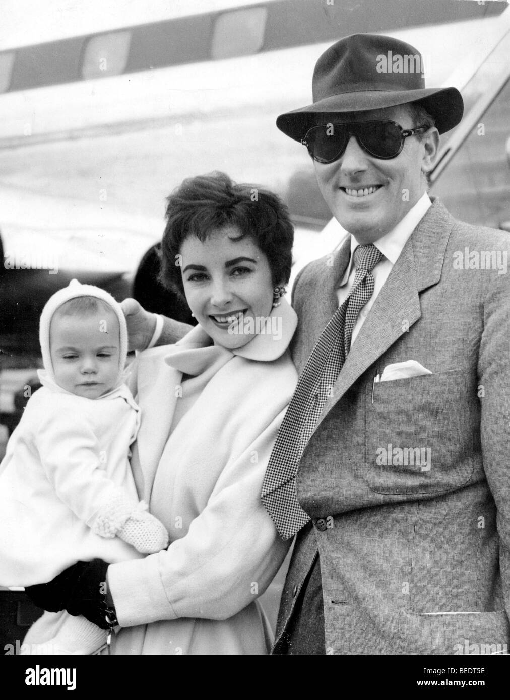 5512453 (900324) Elizabeth ( ) Liz Taylor , amerikanische Schauspielerin mit Ehemann Michael Wilding und Sohn Michael bei ihrer Foto Stock