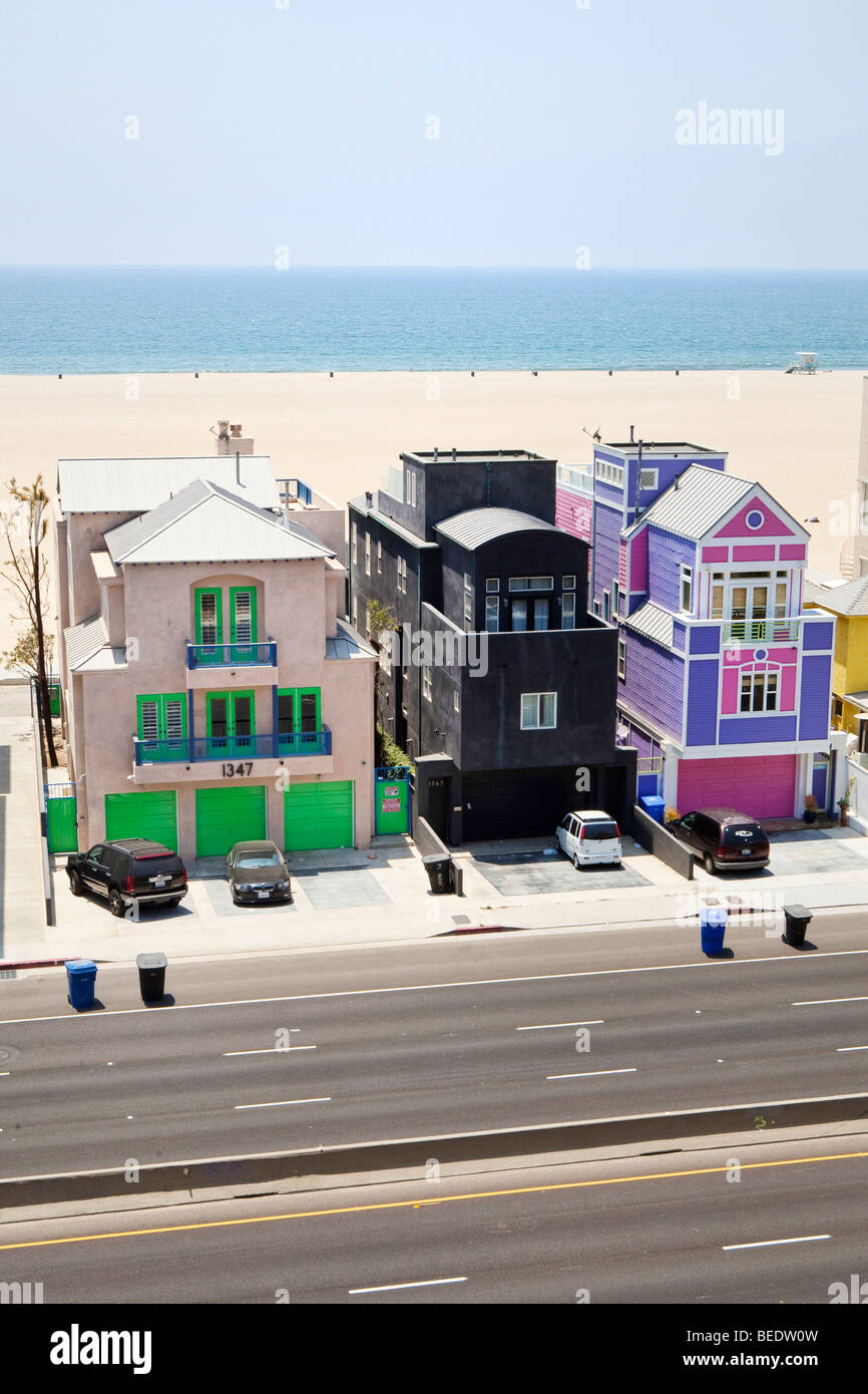 Guardando verso il basso su insoliti case lungo la spiaggia di Santa Monica a Los Angeles, California, Stati Uniti d'America Foto Stock