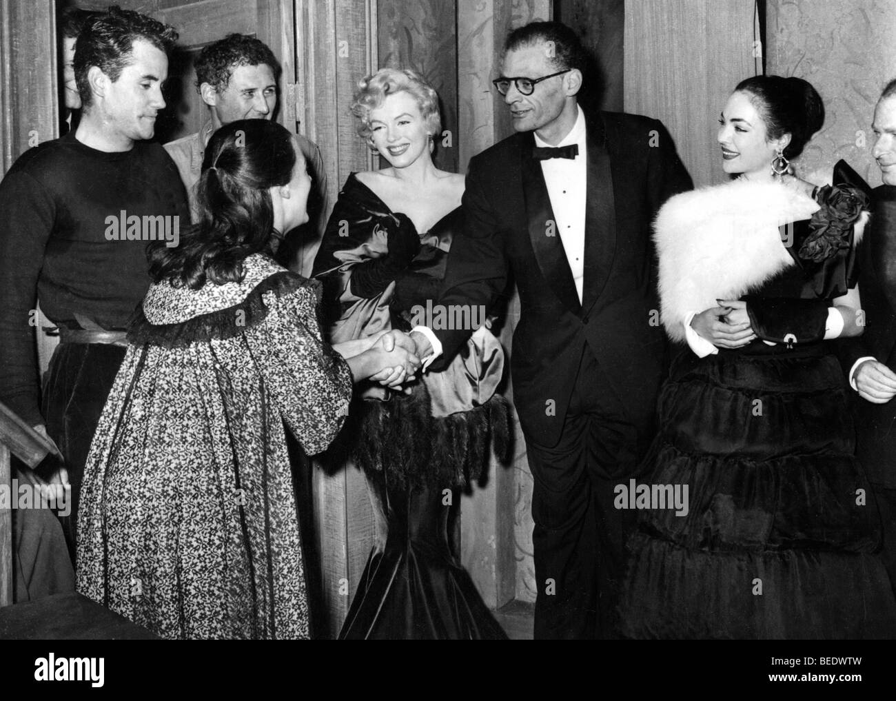 Marilyn Monroe e il marito Arthur Miller saluto amici Foto Stock