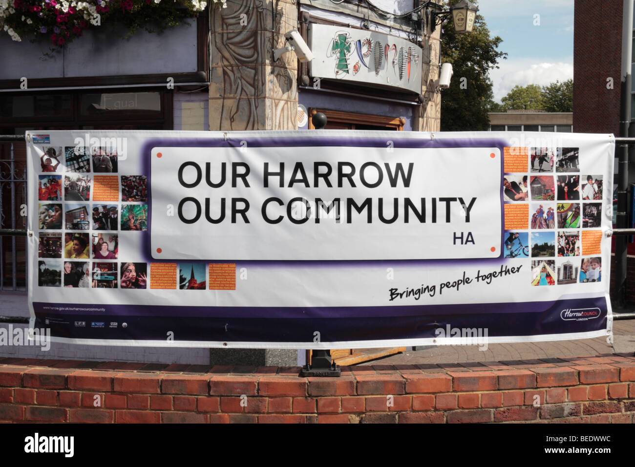 Un consiglio locale banner 'nostro Harrow la nostra comunità di riunire la gente" sul display Station Road, Harrow, Regno Unito. Agosto 2009. Foto Stock