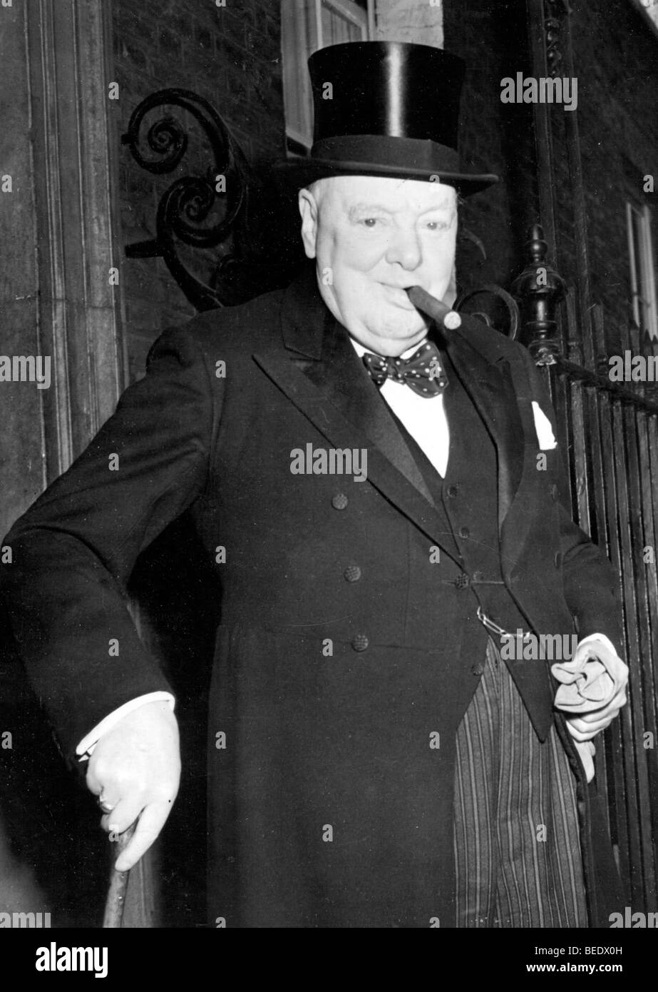 1000166 (900324) Sir Winston Churchill, Englischer Politiker (Premierminister) ritratto mit circuizione beruehmten Zigarre und Hut Foto Stock