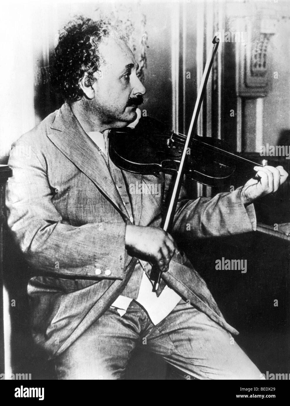 5507535 (900324) Professor Albert Einstein , amerikanischer Physiker deutscher Herkunft (14.03.1879 - 18.04.1955), spielt Foto Stock