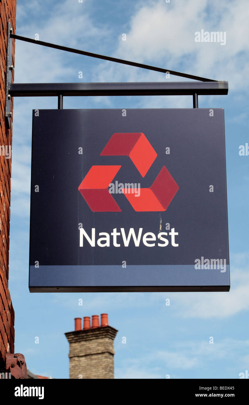 Il logo al di fuori di un ramo della Natwest Bank in Harrow, Regno Unito. Agosto 2009. Foto Stock