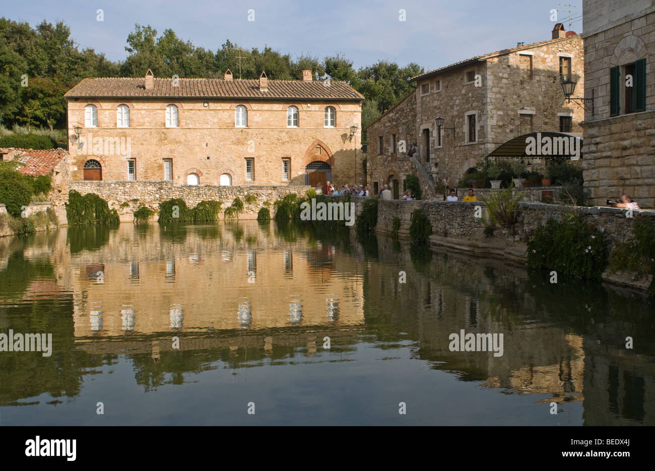 Bagno Vignoni, un villaggio termale in Toscana, Italia. con i visitatori Foto Stock