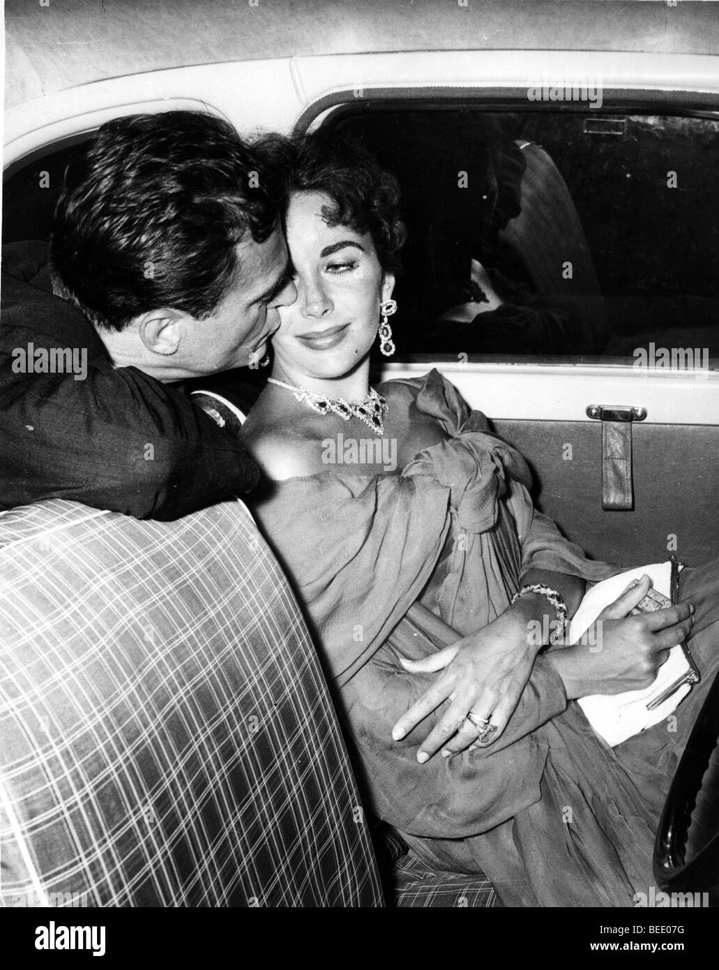 Liz Taylor e il marito Mike Todd andando a premiere Foto Stock