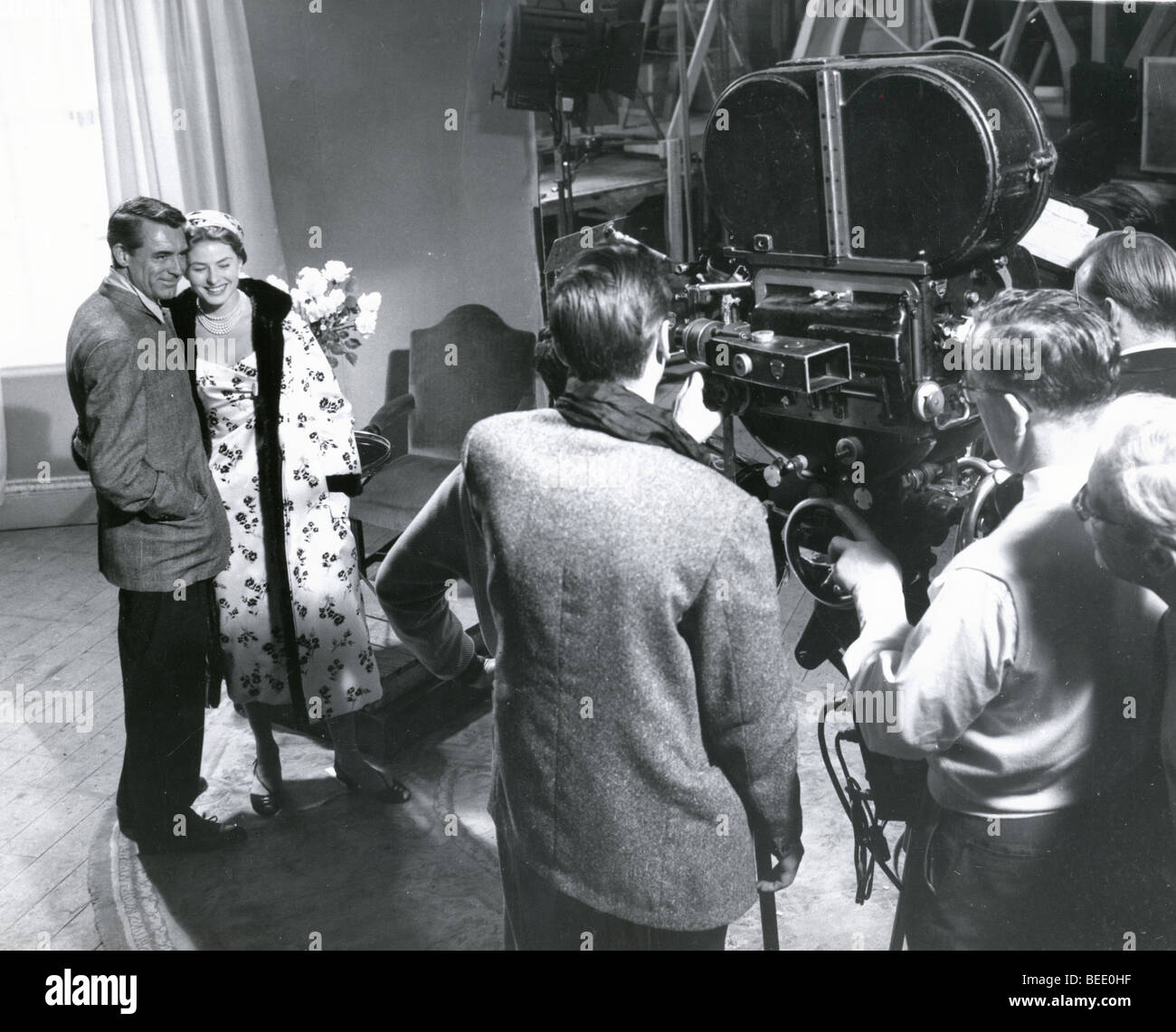 L'attrice Ingrid Bergman sul set di "genere Sir' con Cary Grant Foto Stock
