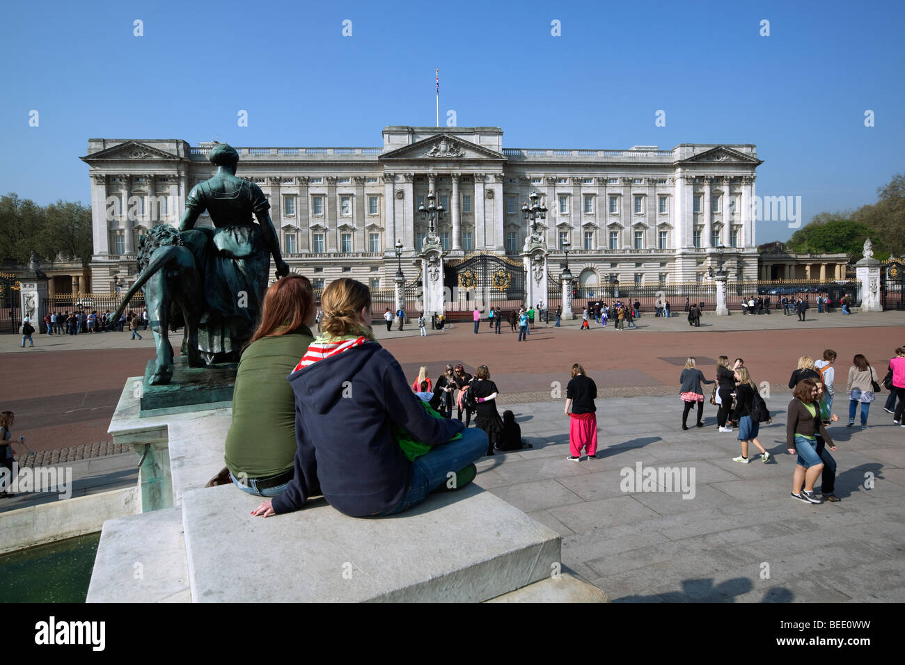 Giovani turisti fuori Buckingham Palace di Londra Foto Stock