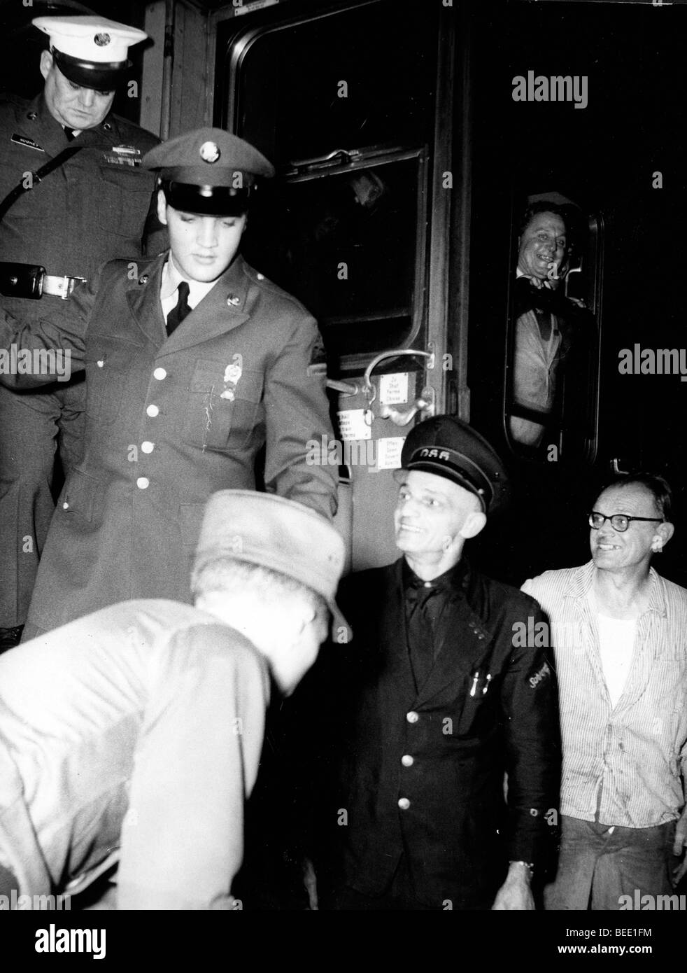 Elvis Presley arriva a Friedberg Camp per servire per 16 mesi Foto Stock