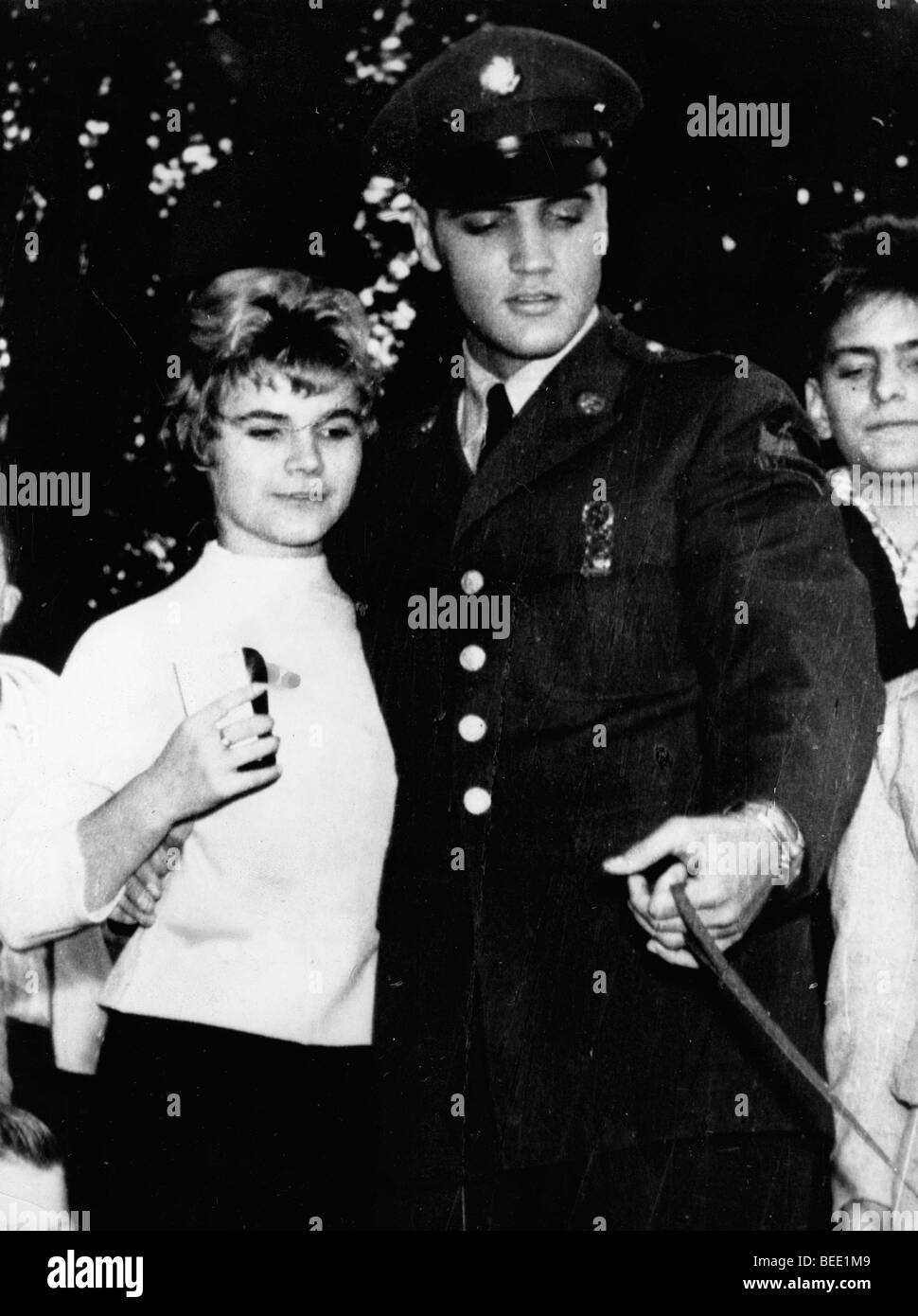 Elvis Presley in uniforme con la fidanzata di Margrit Buergin Foto Stock