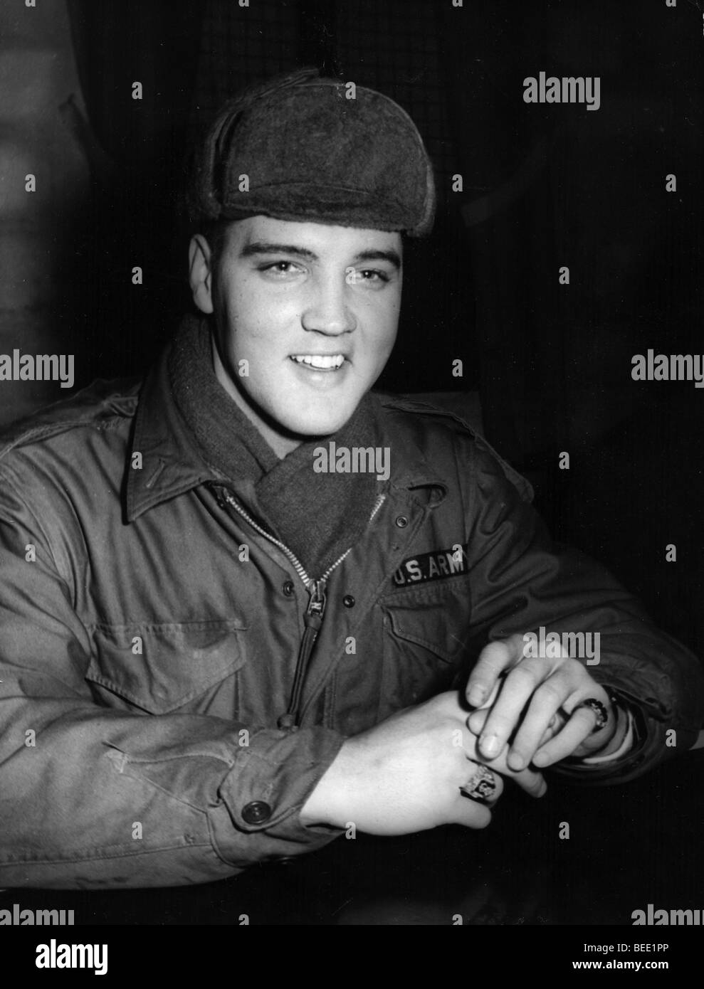 Elvis Presley in uniforme incontro con i giornalisti Foto Stock