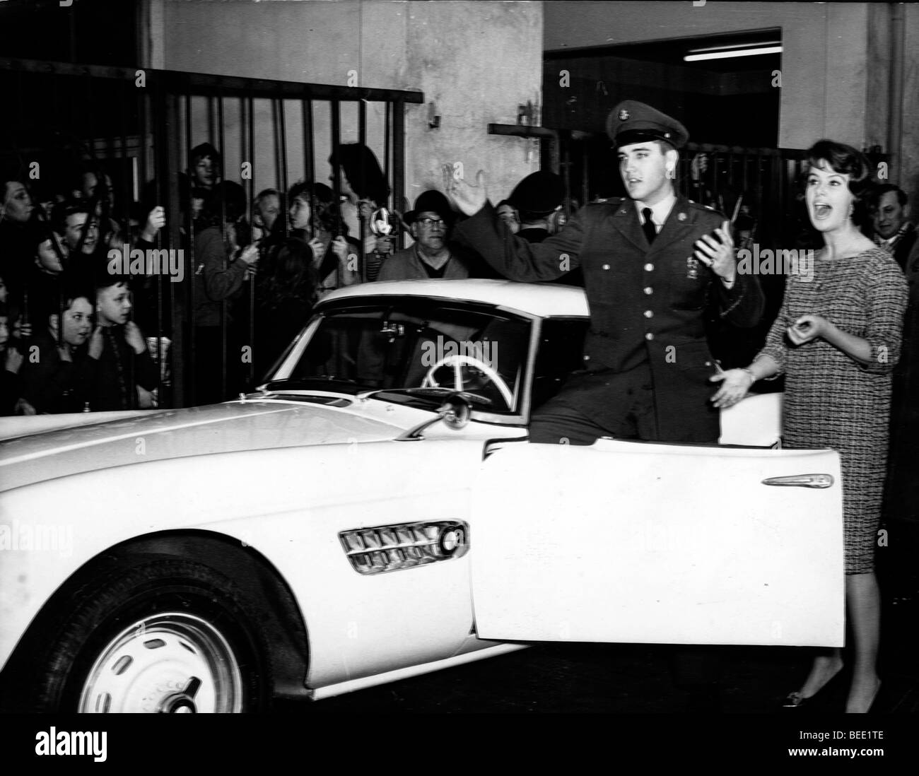 Elvis Presley riceve una nuovissima BMW dal Uschi Siebert Foto Stock