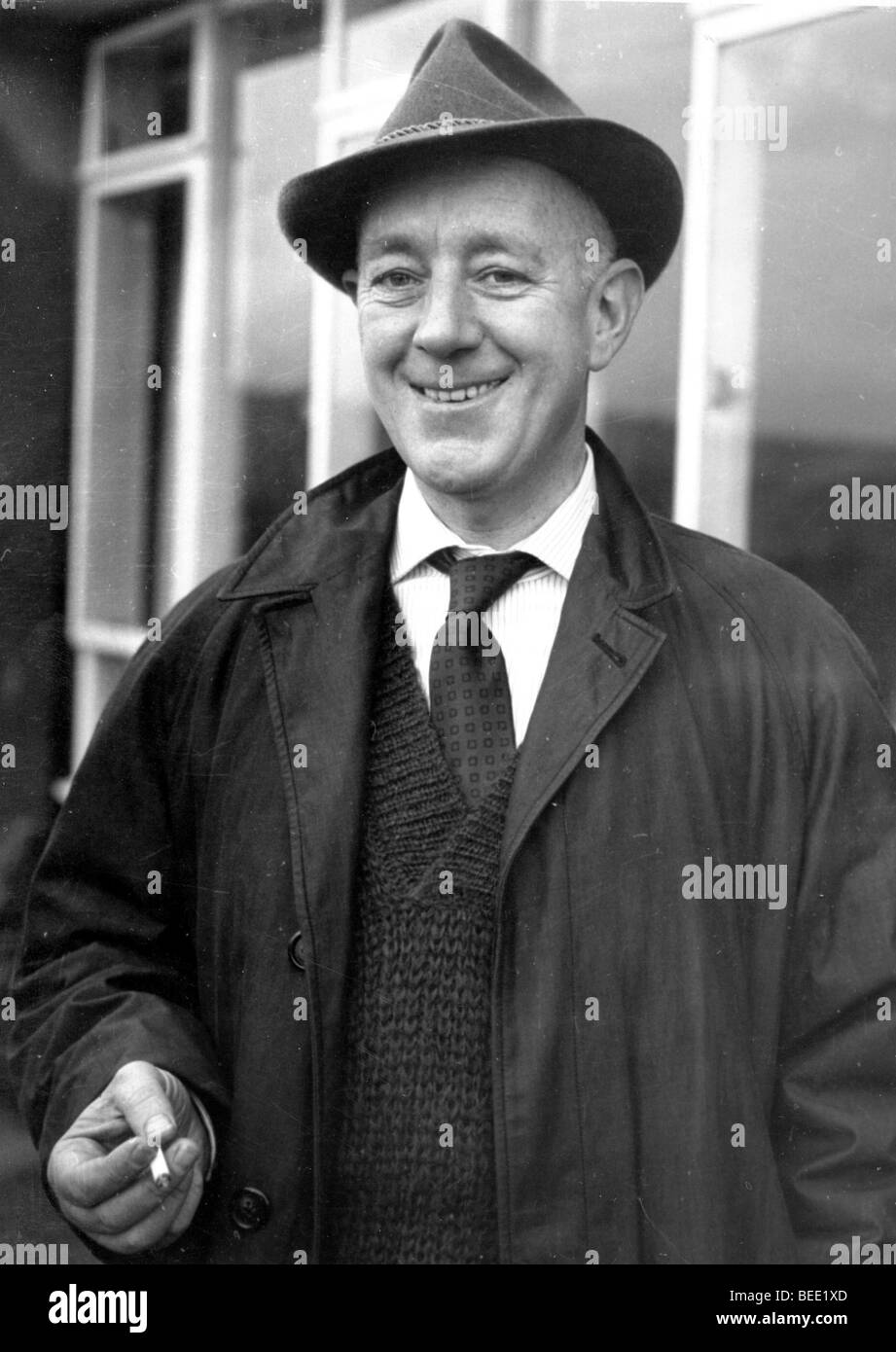 1006587 (900324) Sir Alec Guinness, brtischer Schauspieler. Portrait von Januar 1959 vor seinem Haus a Petersfield, Hampshire, Foto Stock