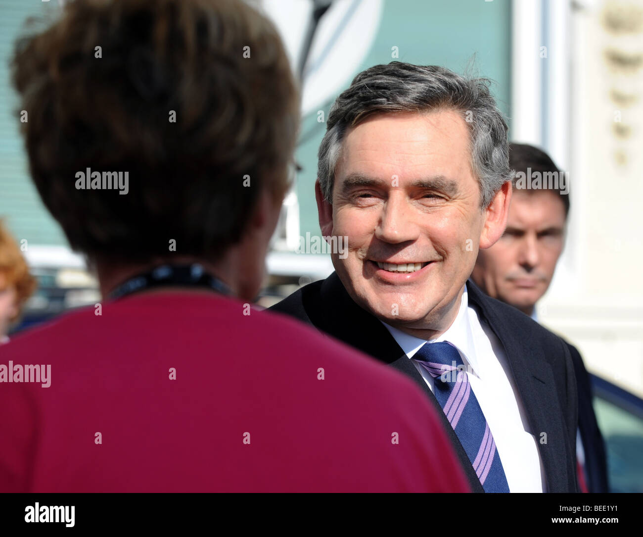 Il primo ministro britannico Gordon Brown sorridente come egli saluta la gente durante il Partito Laburista conferenza in Brighton 2009 Foto Stock