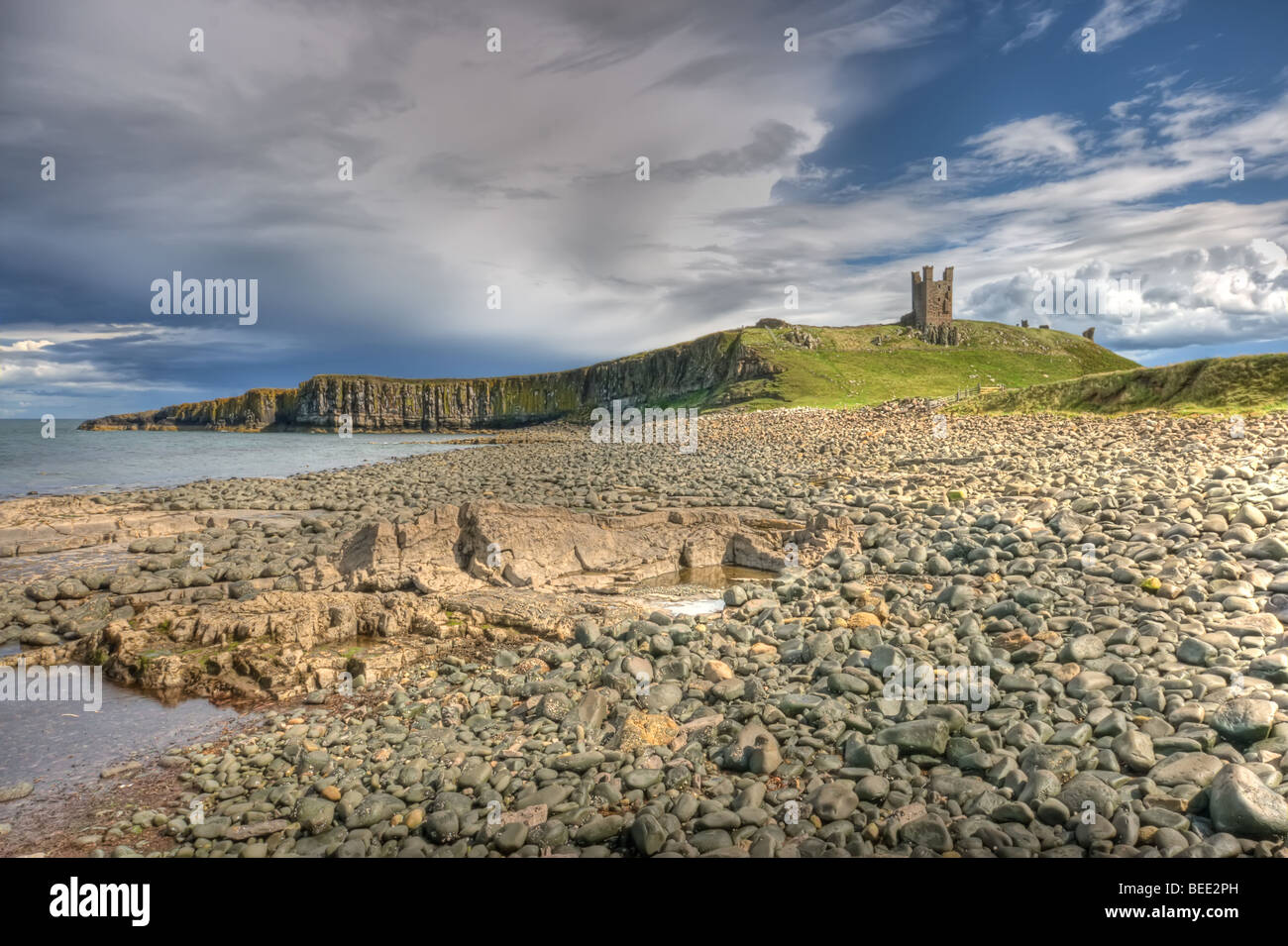 Immagine hdr di Dunstanburgh castello vicino Craster sulla costa nord est di Northumberland, England, Regno Unito Foto Stock