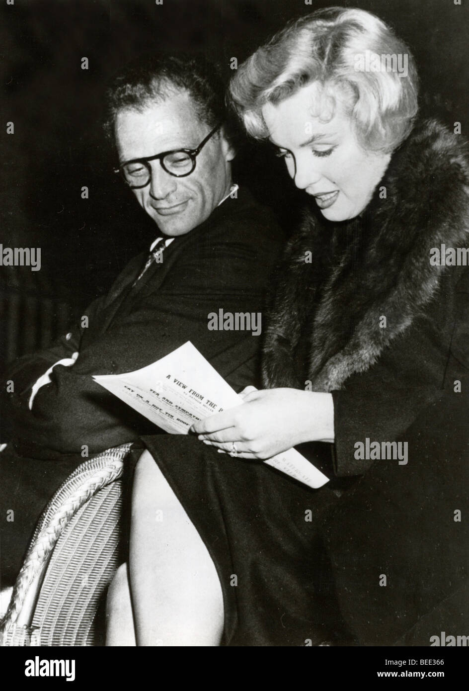 5087228 (900324) Marilyn Monroe , amerikanische Schauspielerin , lesend , und Arthur Miller , als Ehepaar , undatiert ca. 1960 Foto Stock