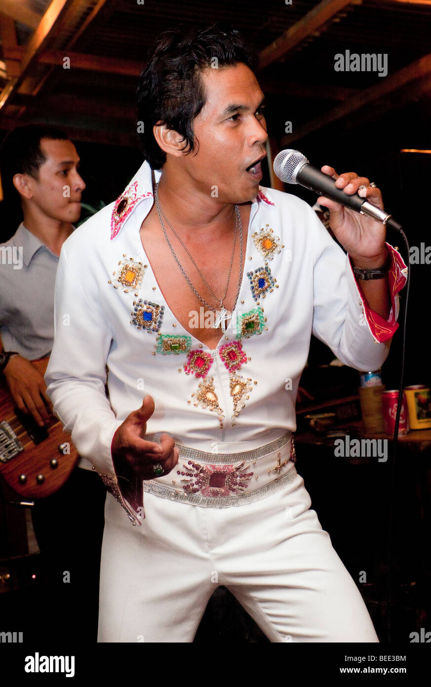 Sosia di Elvis su un party Isola di Phuket Thailandia del sud sud-est asiatico Foto Stock