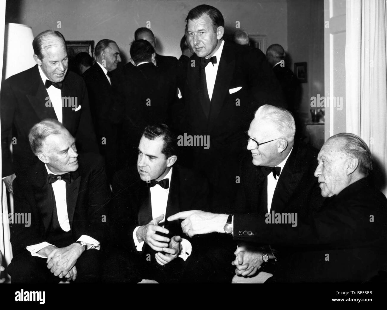 Konrad Adenauer presso l'Ambasciata Tedesca negli Stati Uniti per una festa Foto Stock