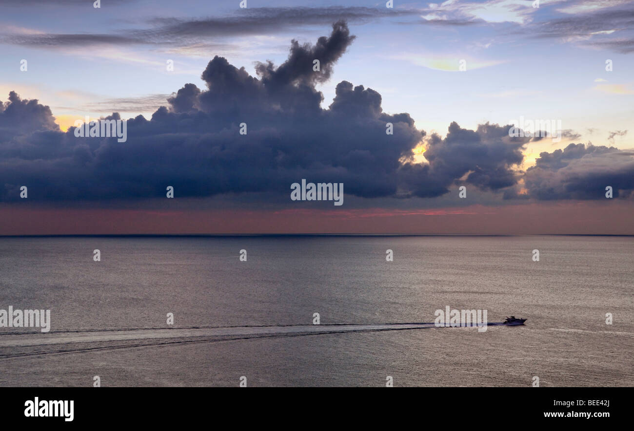 La formazione di nubi al di sopra del mare di sera Isola di Phuket Thailandia del sud sud-est asiatico Foto Stock