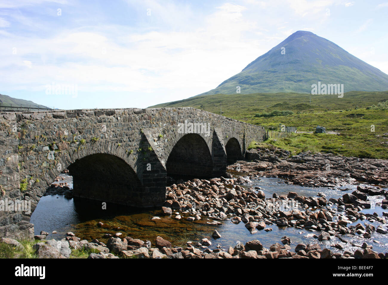 Il vecchio ponte sul fiume Sligachan, con Glamaig al di là della Red Hills, Isola di Skye in Scozia Foto Stock