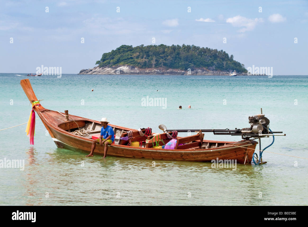 Barca long-tail vicino alla spiaggia di Kata a Phuket isola nel Sud della Thailandia del sud-est asiatico Foto Stock