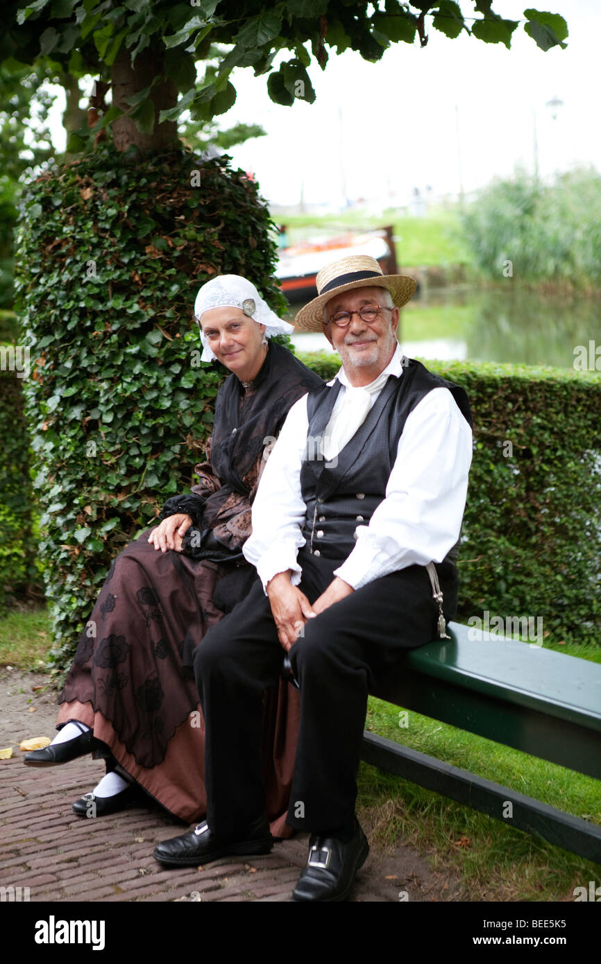 Coppia olandese in vecchi costumi olandesi presso il museo Zuiderzee in Noord Holland, Paesi Bassi Foto Stock