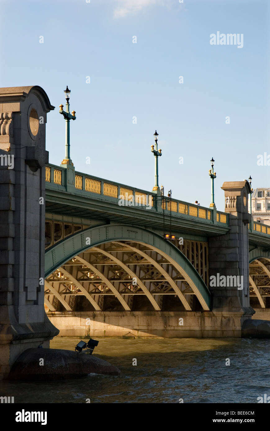 Southwark Bridge attraverso il fiume Tamigi da Thames Path in Southbank, Londra Inghilterra REGNO UNITO Foto Stock