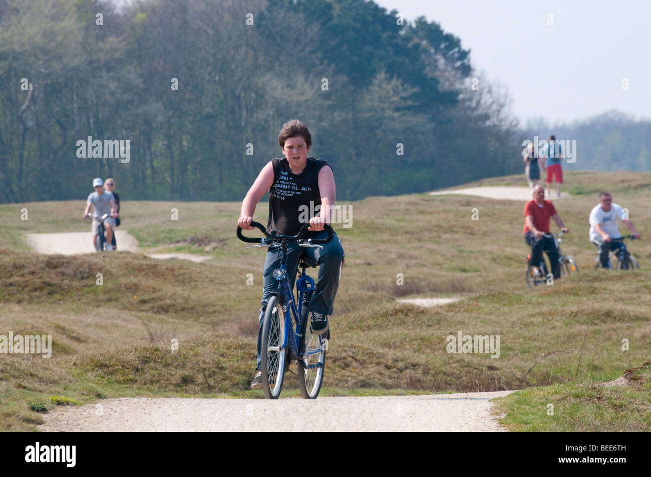 Ciclo Vacationists attraverso le dune dell'entroterra olandese di North Sea resort città di Renesse. Foto Stock