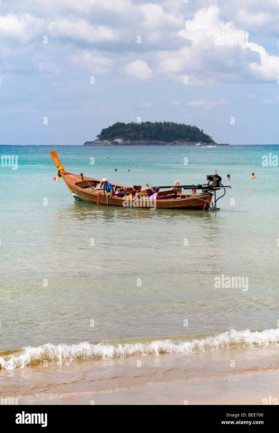 Barca long-tail vicino alla spiaggia di Kata a Phuket isola nel Sud della Thailandia del sud-est asiatico Foto Stock