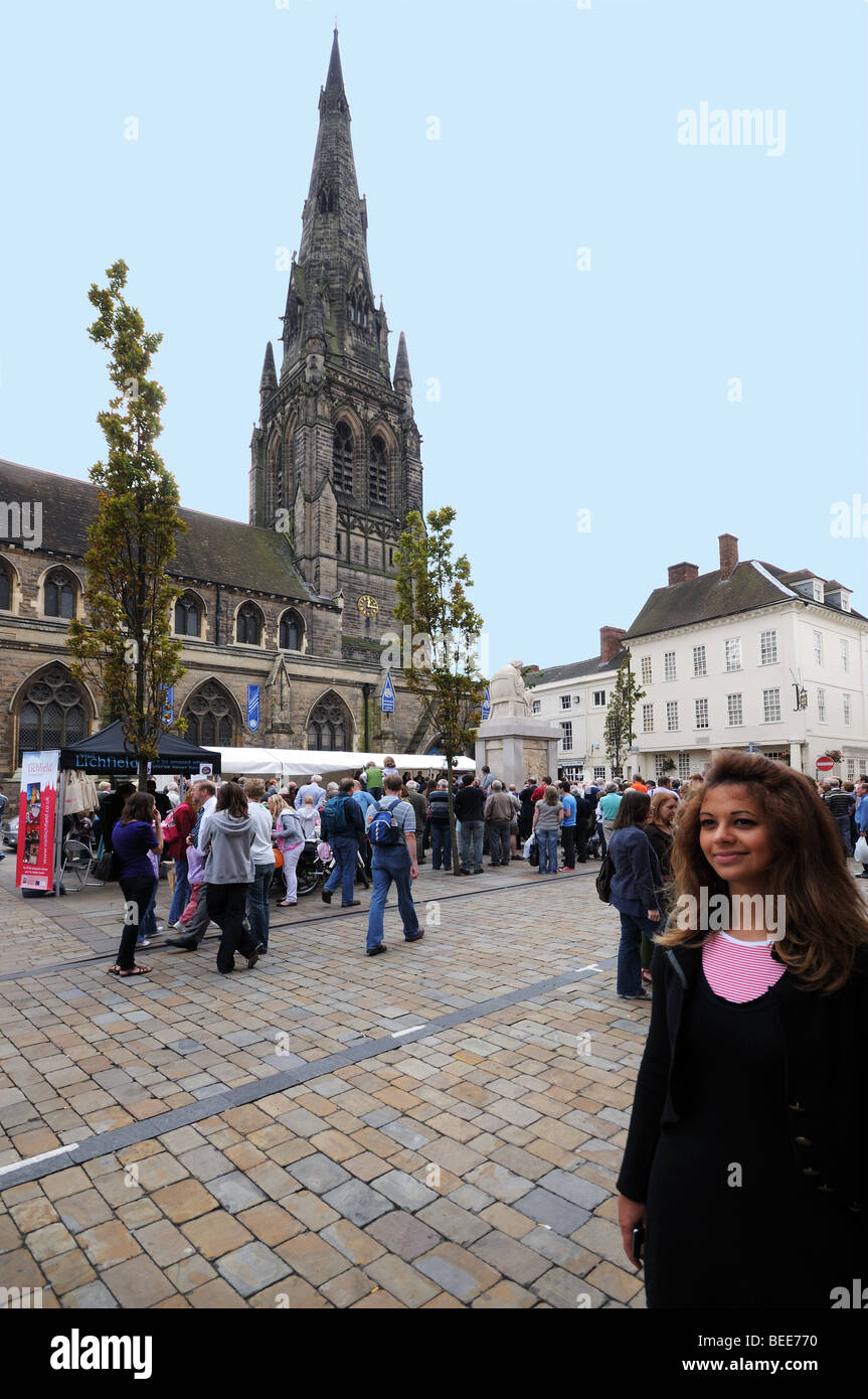 Chiesa di Santa Maria e il centro del patrimonio e Johnson House luogo di nascita del Dottor Samuel Johnson la Piazza del Mercato di Lichfield Staffordshire Foto Stock