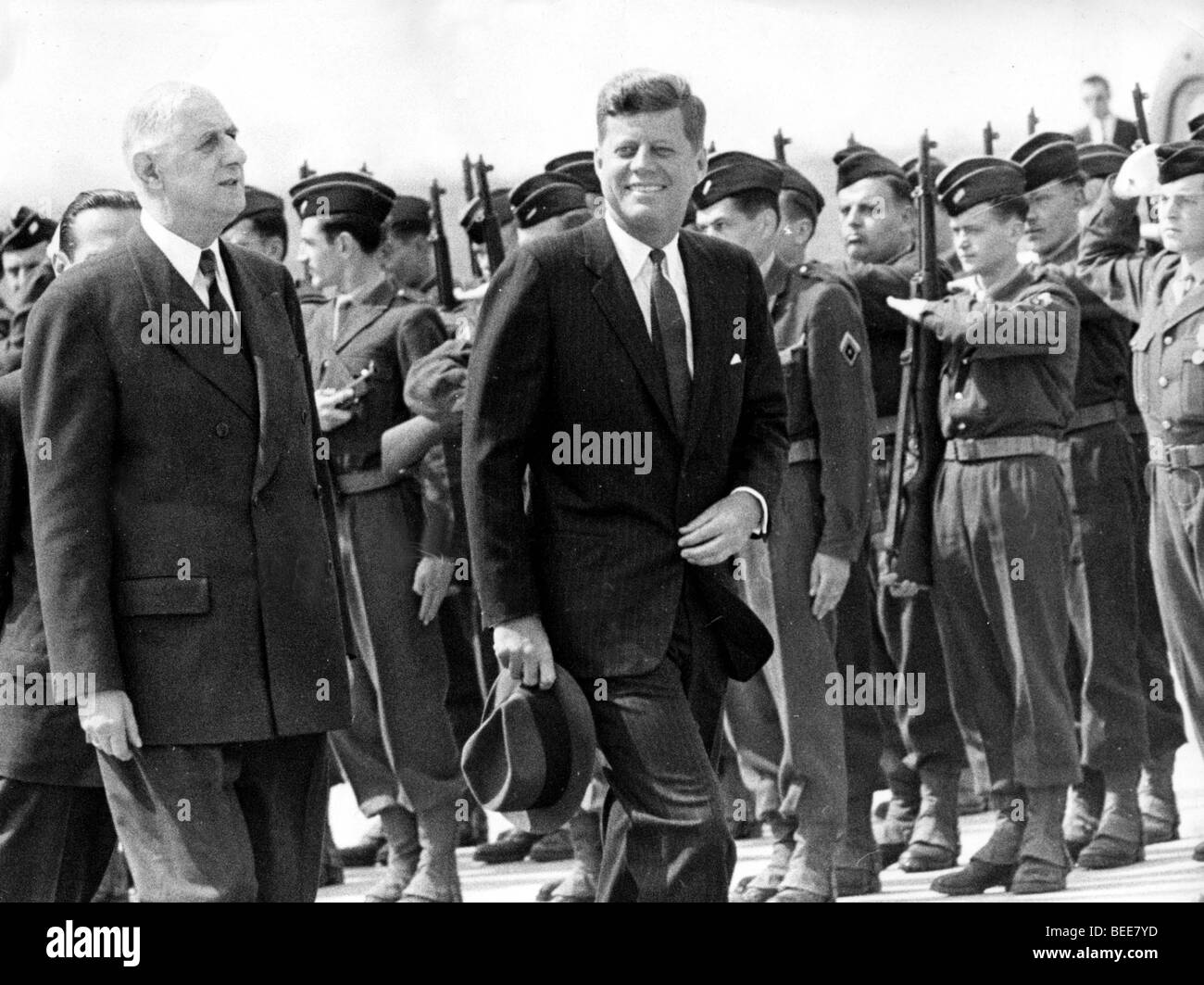 5043050 (900326) der amerikanische Pr‰residente John F. Kennedy , Mitte , und der franzoesische Staatspr‰residente Charles de Gaulle Foto Stock