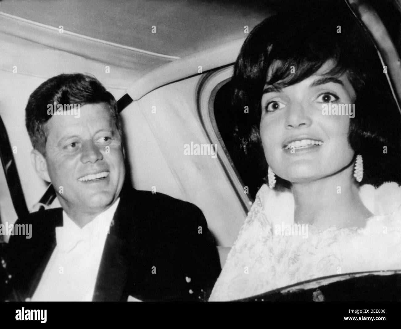 5043060 (900326) John F. (Fitzgerald Kennedy, amerikanischer Politiker (Presidente) mit circuizione Ehefrau Jacqueline ( Jackie ) Foto Stock