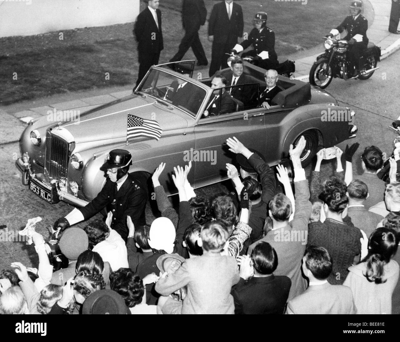 5525957 (900324) der amerikanische Pr‰residente John F. ( ) Fitzgerald Kennedy , in der offenen Limousine hinten links , bei Foto Stock