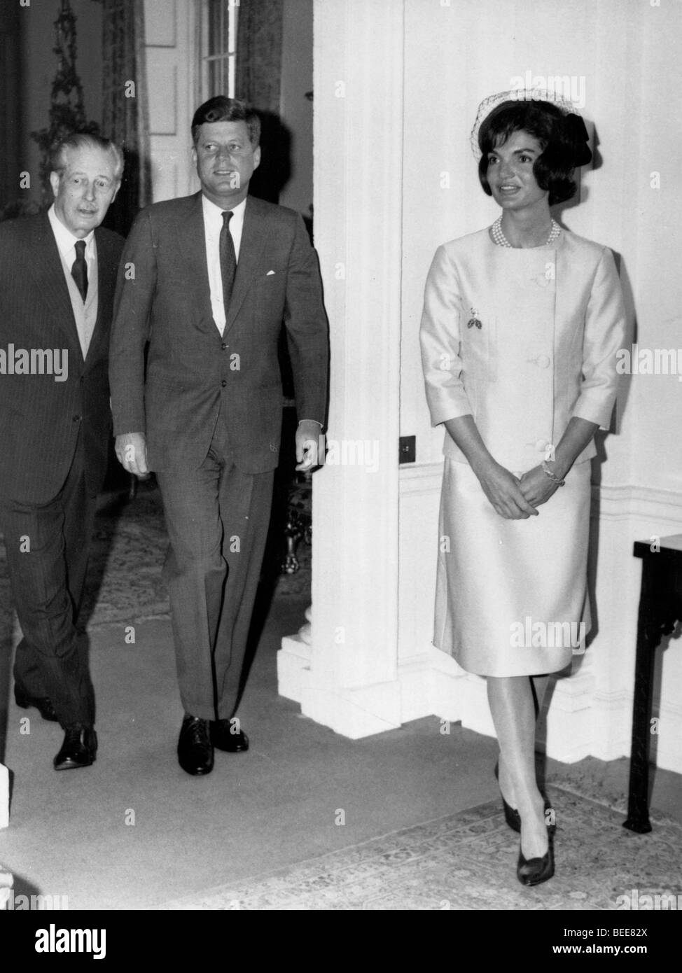 Il presidente statunitense John F Kennedy, e la First Lady Jaqueline durante una visita a Londra per il battesimo del loro nipote nel 1961. Foto Stock