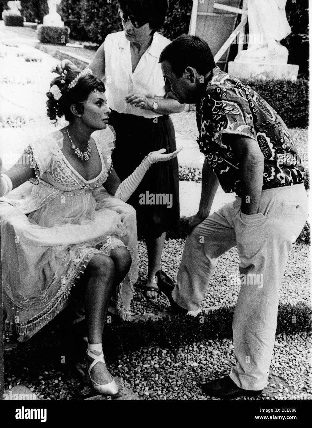 Sophia Loren a parlare con il direttore ChristianJaque sul set Foto Stock