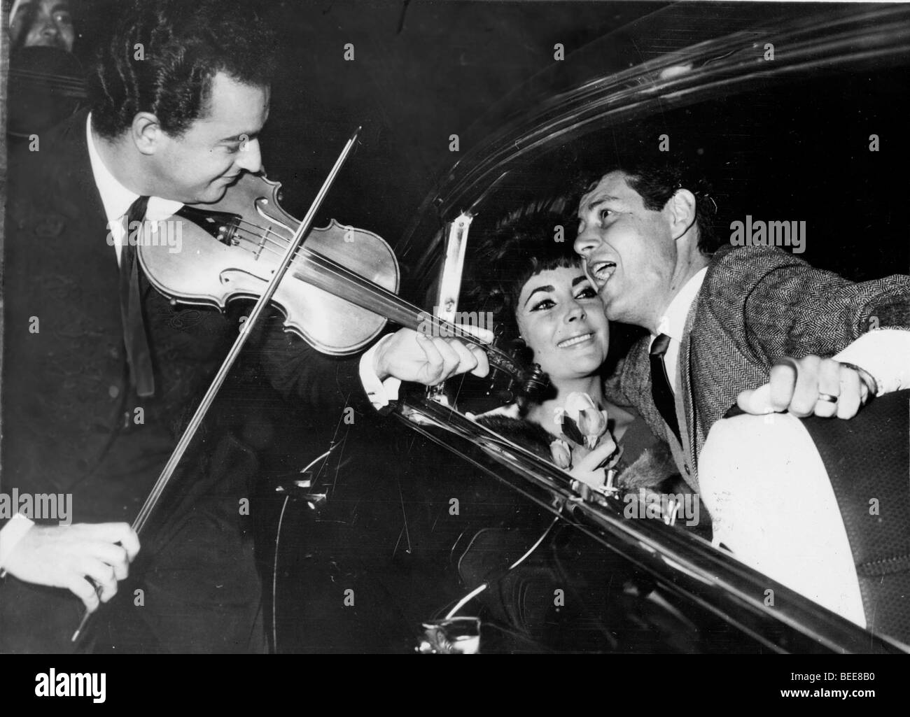 Il cantante Eddie Fisher serenate moglie Elizabeth Taylor Foto Stock