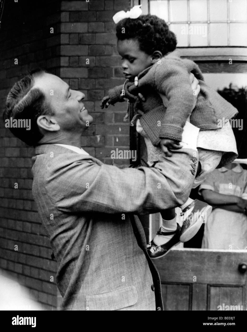 Frank Sinatra tenendo un bambino non vedente al Sunshine Home per non vedenti Foto Stock