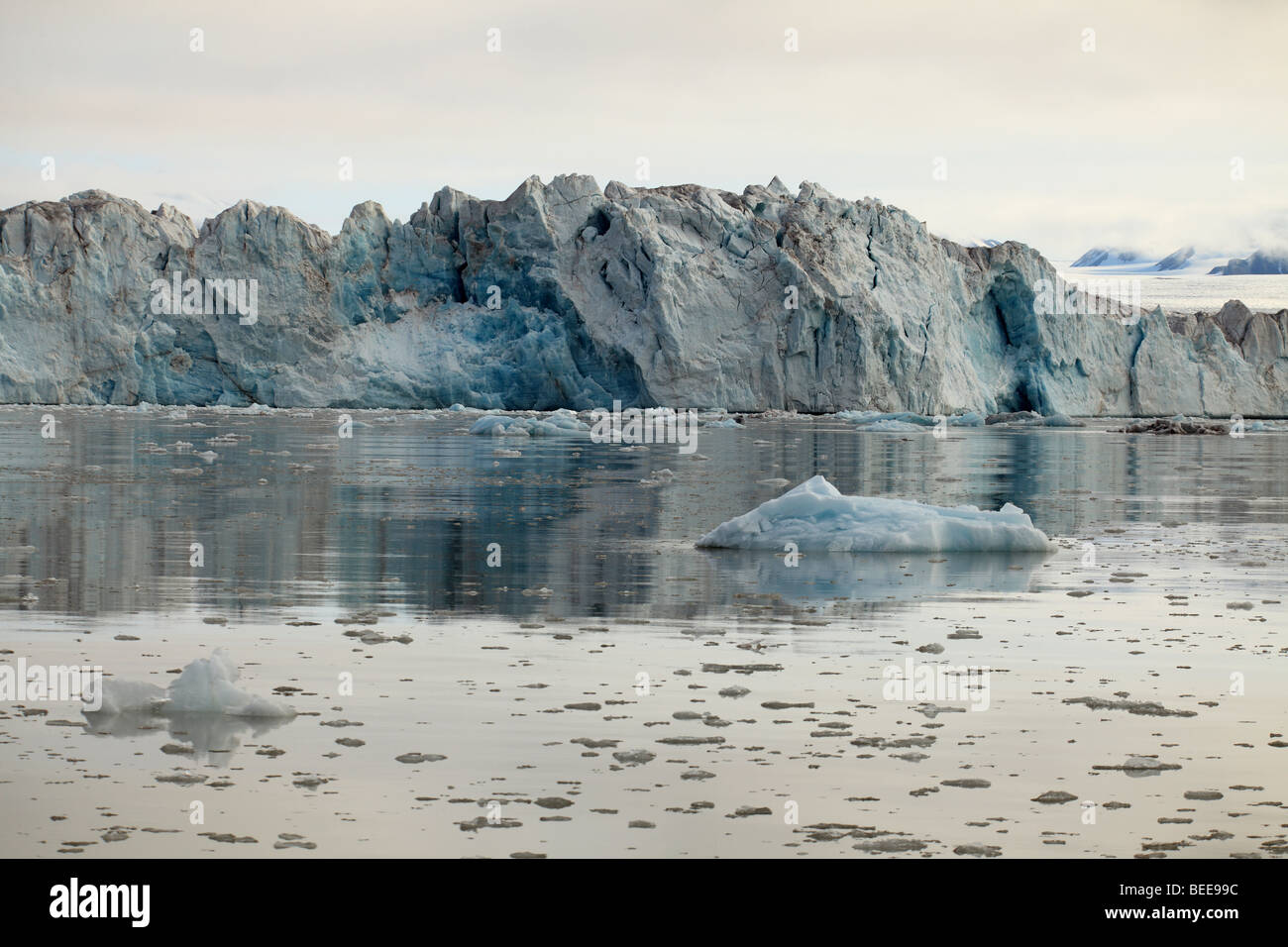 Arctic Glacier Ice fusione in Svalbard KongsFjorden Foto Stock