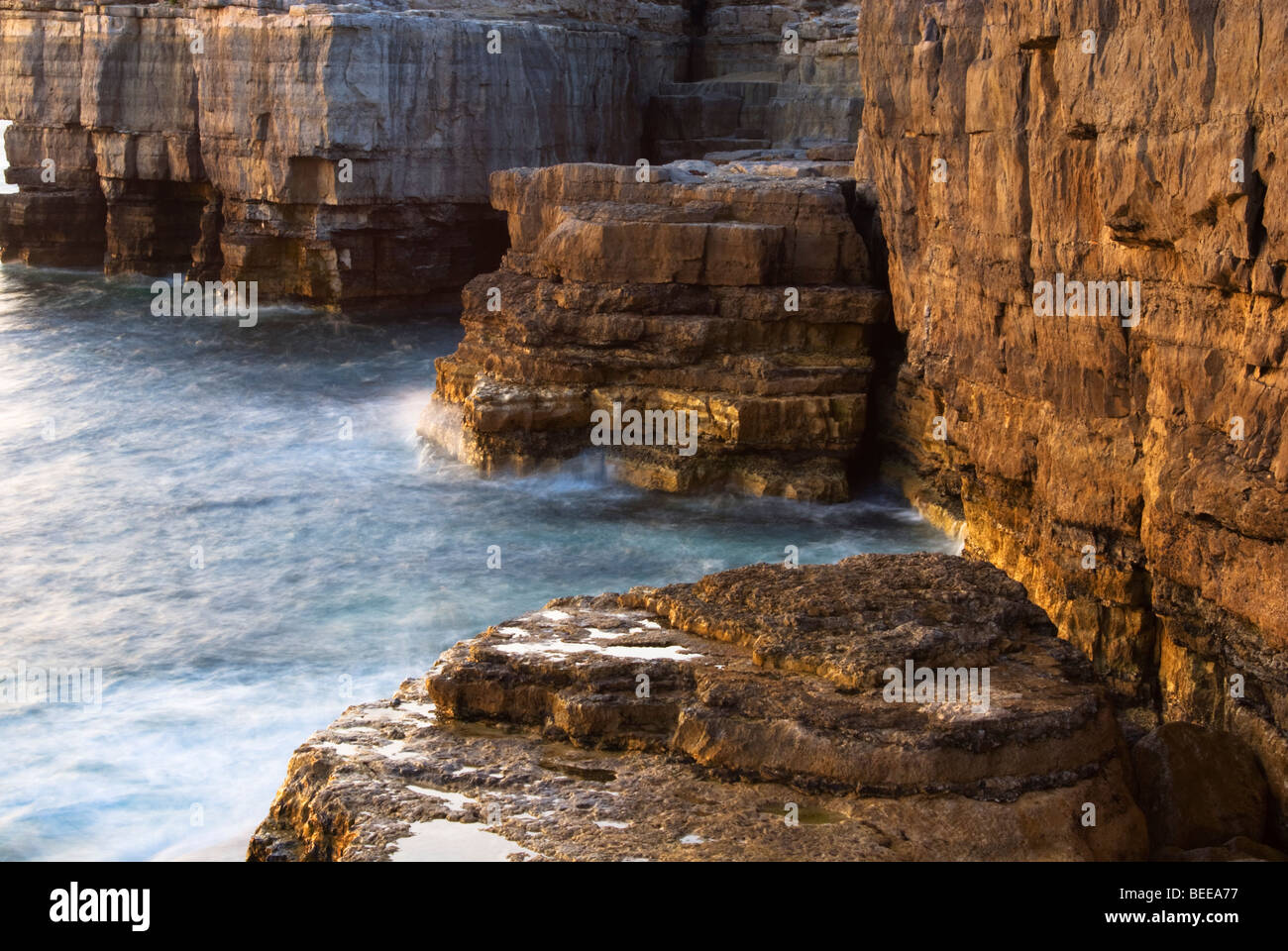 Vista orizzontale delle scogliere vicino a Portland Bill Foto Stock